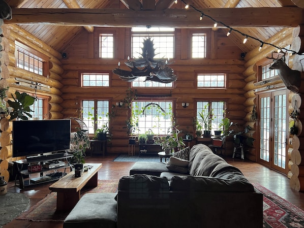 Living area - Fireside Lodge. A Fantastic 5-bedroom log home in Carrabassett Valley. (Carrabassett Valley)
