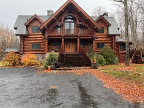 Exterior - Fireside Lodge. A Fantastic 5-bedroom log home in Carrabassett Valley. (Carrabassett Valley)