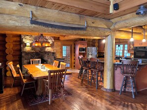 Dining - Fireside Lodge. A Fantastic 5-bedroom log home in Carrabassett Valley. (Carrabassett Valley)