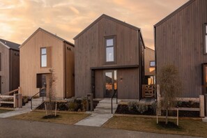 Exterior - Cosy Peak Retreat with Remarkable Mountain View (Queenstown)