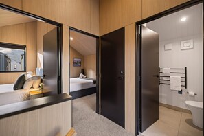2 bedrooms, iron/ironing board, WiFi, bed sheets - Cosy Peak Retreat with Remarkable Mountain View (Queenstown)
