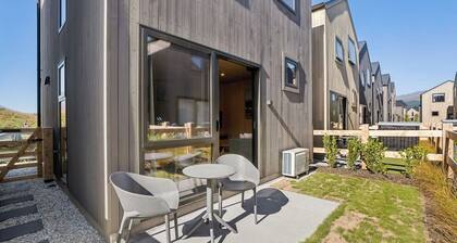 Cosy Peak Retreat with Remarkable Mountain View