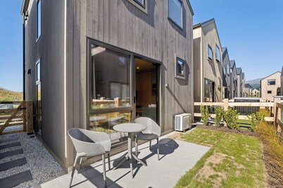 Cosy Peak Retreat with Remarkable Mountain View