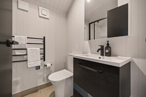 Hair dryer, towels - Cosy Peak Retreat with Remarkable Mountain View (Queenstown)