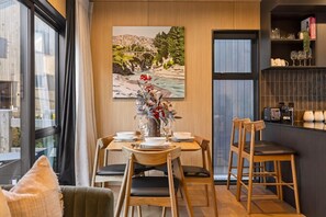 Dining - Cosy Peak Retreat with Remarkable Mountain View (Queenstown)