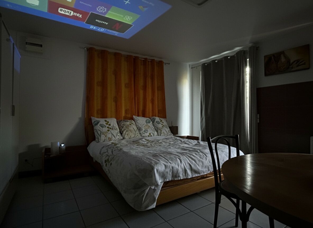 Silitysrauta/-lauta, Wi-Fi, vuodevaatteet