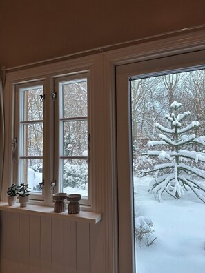 A window with a view of a snow-covered landscape and a tree. - Spacious holiday home near beach and nature (Jægerspris)