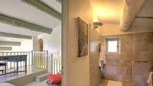 A bathroom with a shower, a small window, and a towel rack. - La Garrigue de Gordes (Gordes)