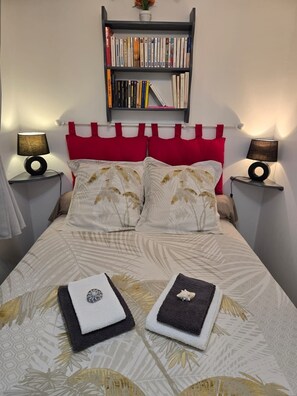Tabla de planchar con plancha, wifi y ropa de cama 