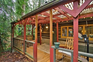 Outdoor dining - Boho Forest Cabin Retreat Near the City! (Portland)