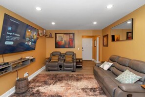 Living area - Urban Oasis Luxe King Suites  City Views (Atlanta)