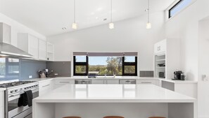 Fridge, microwave, oven, stovetop - Luxury Family Retreat in Smiths Beach (Smiths Beach)