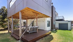 Outdoor dining - Luxury Family Retreat in Smiths Beach (Smiths Beach)