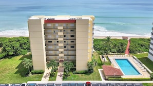 Un hotel moderno con piscina e vista sulla spiaggia.