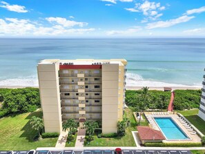 Ein Hochhaus mit Pool und Blick auf den Strand.