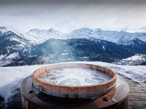 Outdoor spa tub - Chalet Lauda - A wellness break at this elegant chalet - OVO Network (Saint-Gervais-les-Bains)