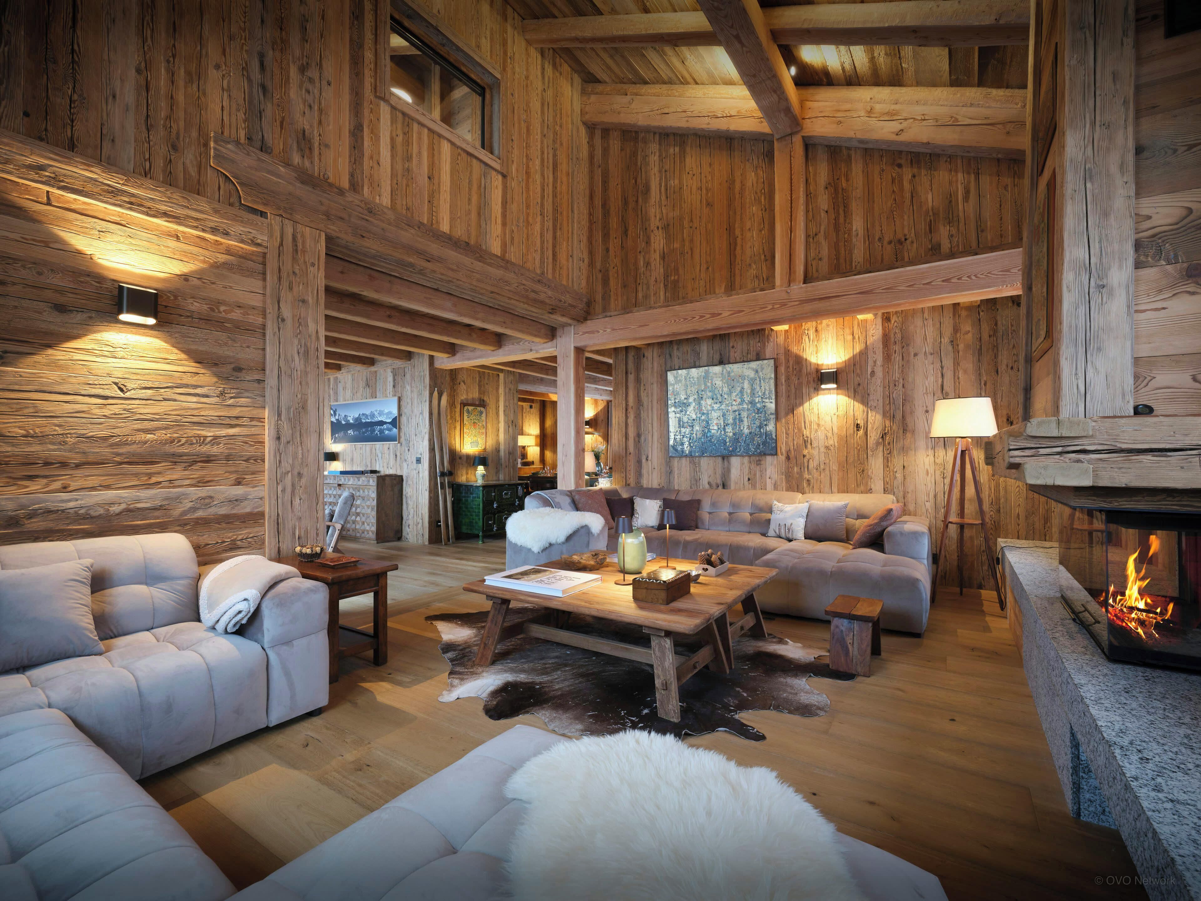 Televisie, een open haard, videospelletjes en een stereo