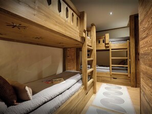 Tabla de planchar con plancha, wifi y ropa de cama 