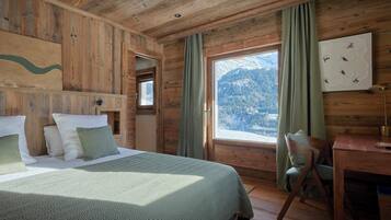 6 bedrooms, iron/ironing board, WiFi, bed sheets