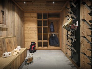 Un interno in legno con una panchina, un attaccapanni e un mobiletto per scarpe.