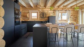 Een koelkast, een magnetron, een oven, een kookplaat