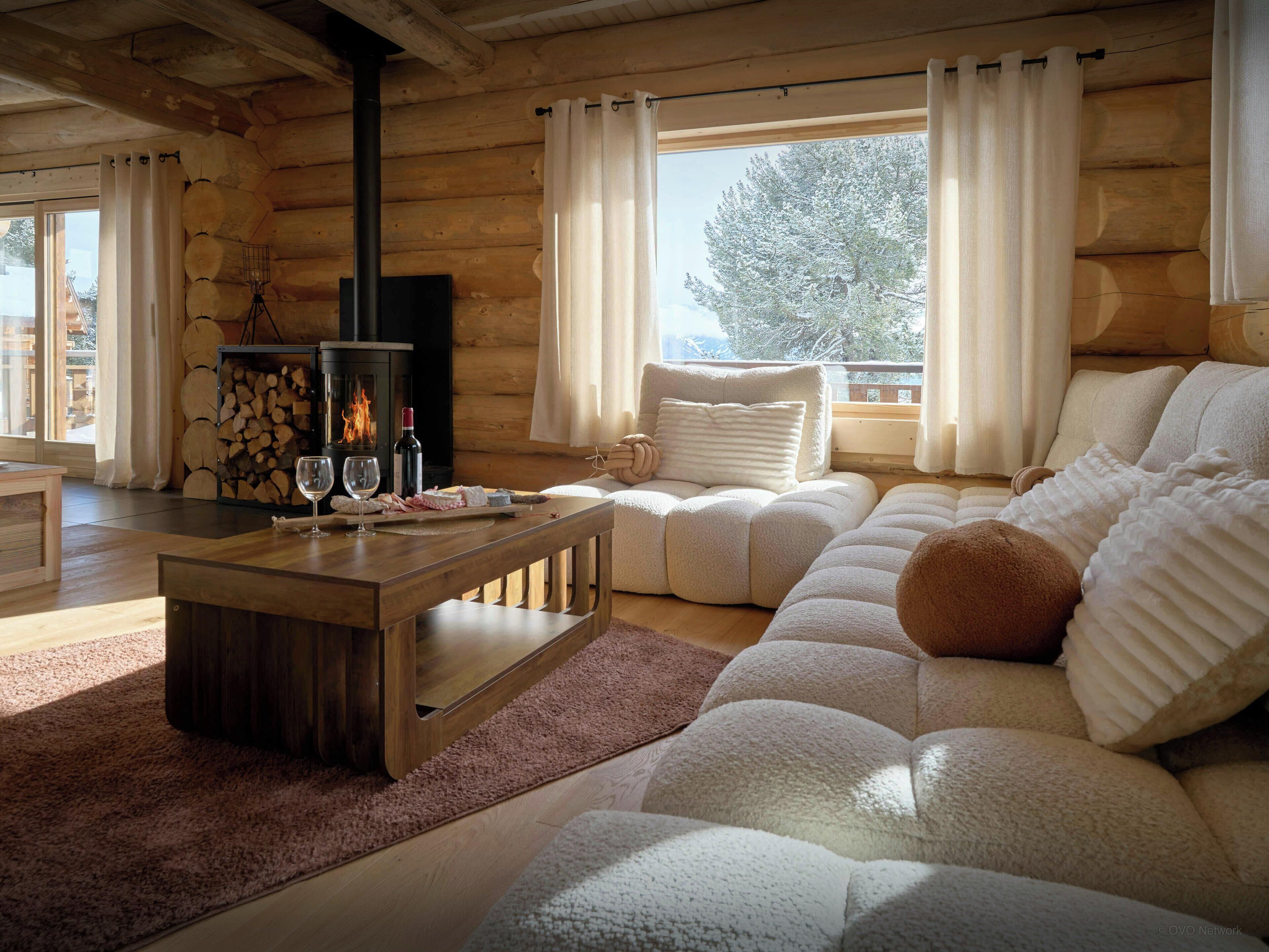 Een televisie en een open haard