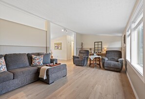 Smart TV, books - Broadway Place, Cozy! 3 Brdm, 2 Bath Home, Near Churchill School Concerts! (Baker City)