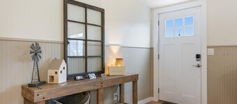 Broadway Place, Cozy! 3 Brdm, 2 Bath Home, Near Churchill School Concerts!