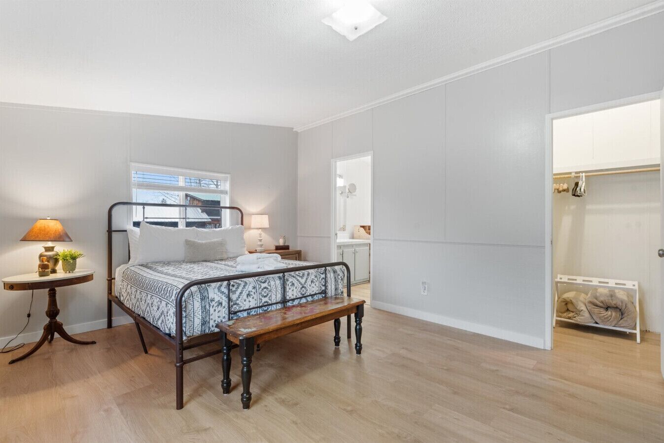 Schreibtisch, Bügeleisen/Bügelbrett, Reisekinderbett, WLAN