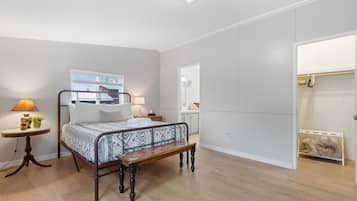 Schreibtisch, Bügeleisen/Bügelbrett, Reisekinderbett, WLAN