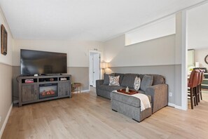 Smart TV, books - Broadway Place, Cozy! 3 Brdm, 2 Bath Home, Near Churchill School Concerts! (Baker City)