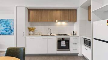 Refrigerador, microondas, horno y parrilla de estufa