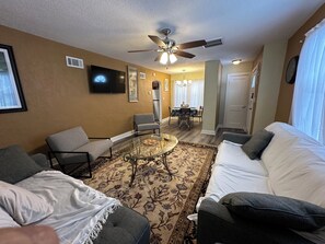 Living area - 2-bedroom bungalow in beautiful Springfield with AC and charm (Springfield)