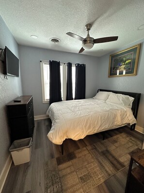 2 bedrooms, iron/ironing board, WiFi, bed sheets - 2-bedroom bungalow in beautiful Springfield with AC and charm (Springfield)