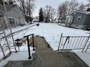 Property grounds - 2-bedroom bungalow in beautiful Springfield with AC and charm (Springfield)