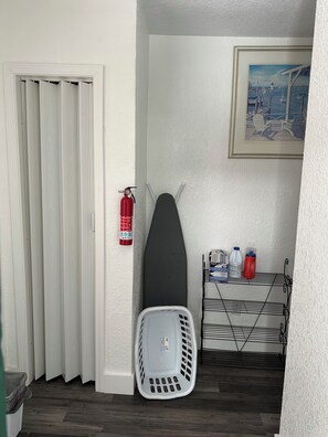 Interior - 2-bedroom bungalow in beautiful Springfield with AC and charm (Springfield)