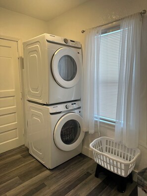 Interior - 2-bedroom bungalow in beautiful Springfield with AC and charm (Springfield)