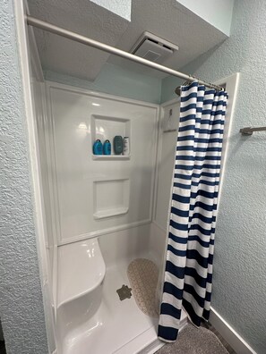 Sèche-cheveux, serviettes fournies, savon, papier toilette