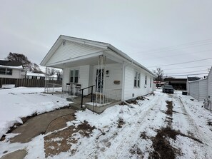 Exterior - 2-bedroom bungalow in beautiful Springfield with AC and charm (Springfield)
