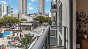 A balcony with a view of downtown buildings, including a tall skyscraper. - Modern 1BR at The Crosby - Rooftop Pool, Gym & Walk to Bayside, Miami (Miami)