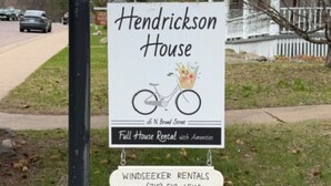 Panneau indiquant que la maison Hendrickson House, située au 66, rue North Broad, est à louer, et proposant la location de la maison entière avec tous les équipements.