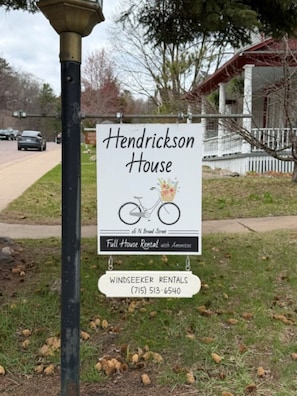 Panneau indiquant que la maison Hendrickson House, située au 66, rue North Broad, est à louer, et proposant la location de la maison entière avec tous les équipements.