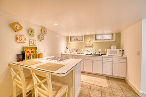 Coffee/tea maker, fridge, microwave, oven - Carriage @ Hendrickson House (Bayfield)