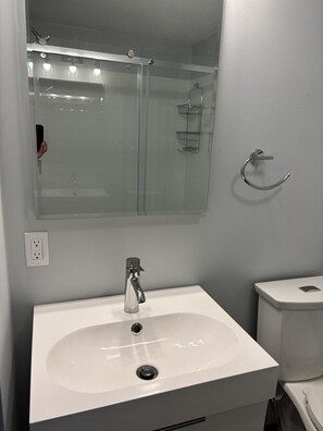 Secador de pelo, toallas