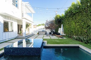 Una piscina al aire libre, una piscina climatizada