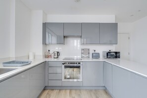 Fridge, microwave, oven, stovetop - London Cozy Apartment Retreat (London)