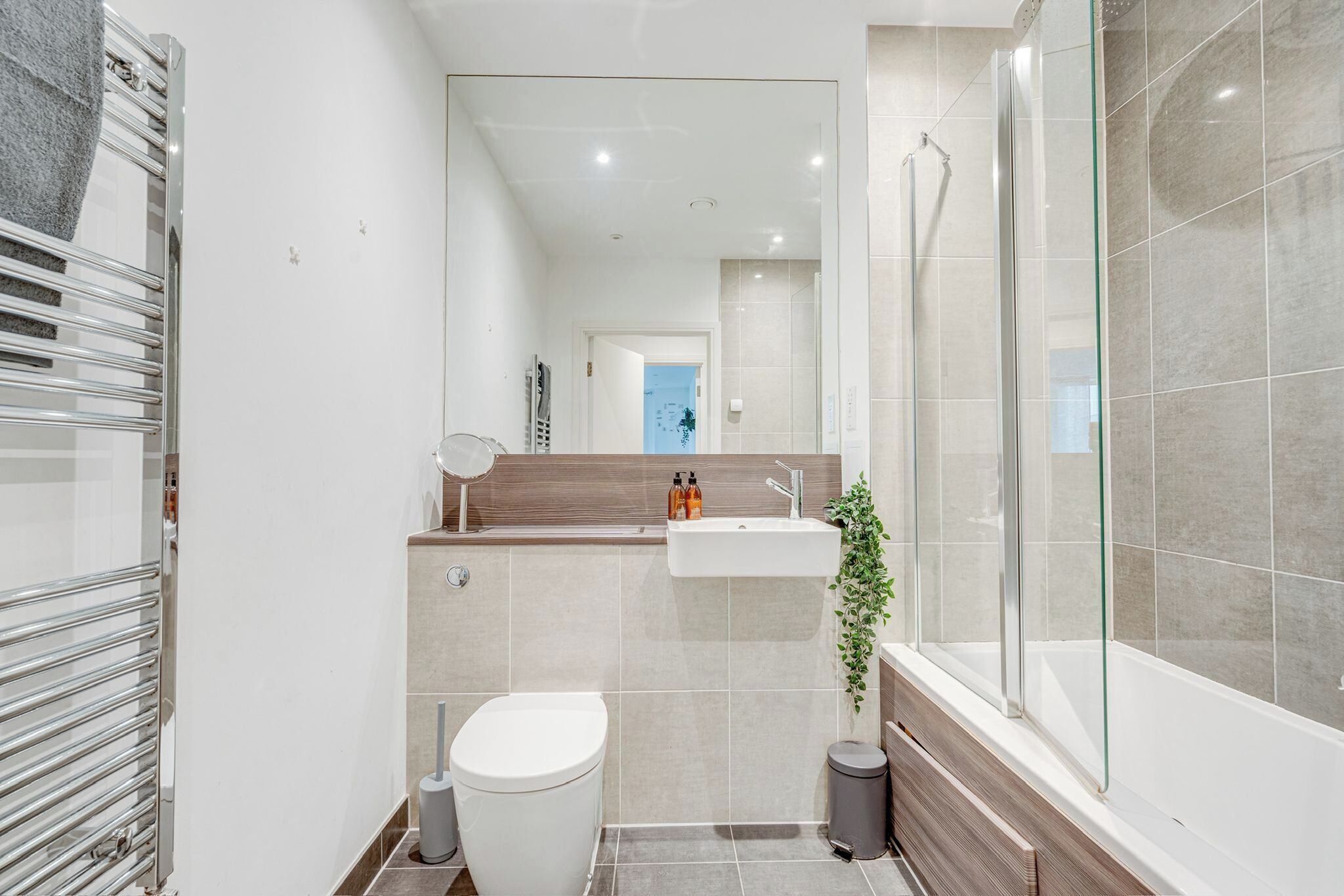 Un baño moderno con inodoro, lavabo y ducha.
