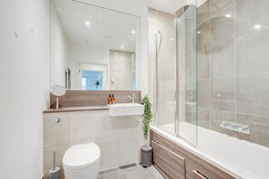 Combined shower/tub, deep soaking tub, hair dryer, towels - London Cozy Apartment Retreat (London)