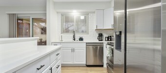 Beautiful 3-bedroom-All King Beds-Central Location in OP