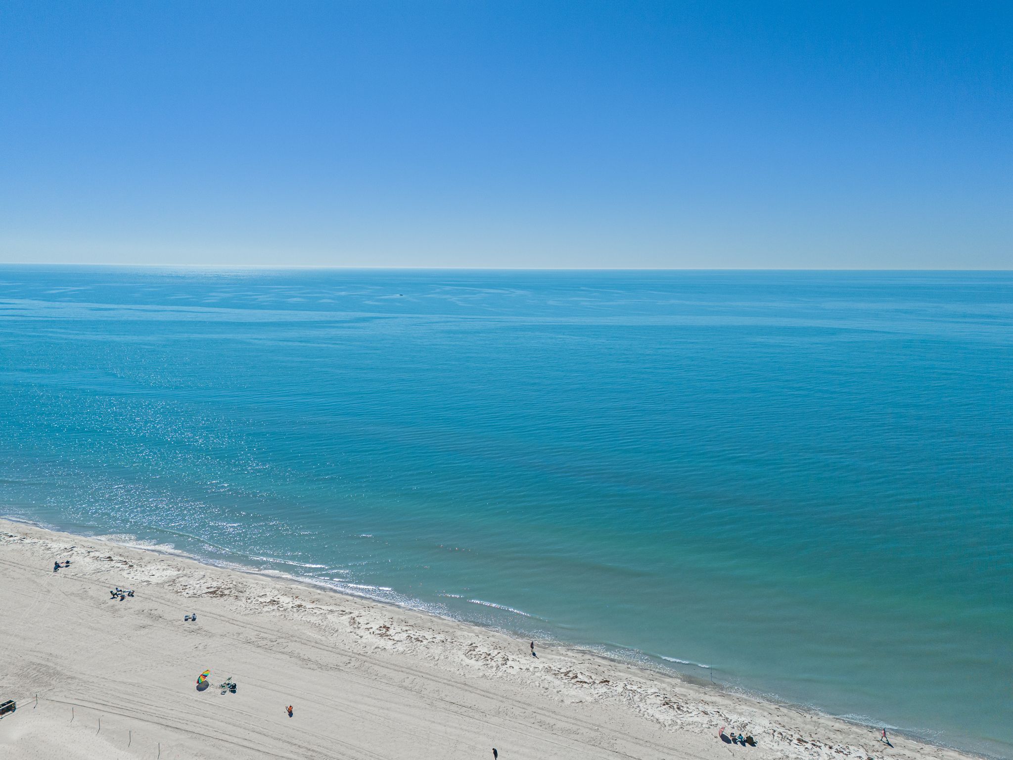 Plage à proximité, chaises longues, serviettes de plage